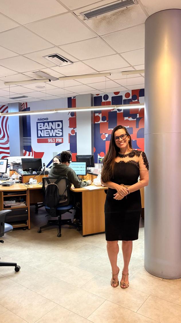 Ericka Gordiano na redação da Rádio BandNews 99.1 FM